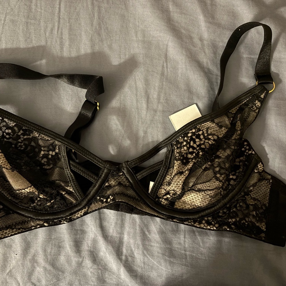 Black Lace Underwire Bra with Adjustable Straps
